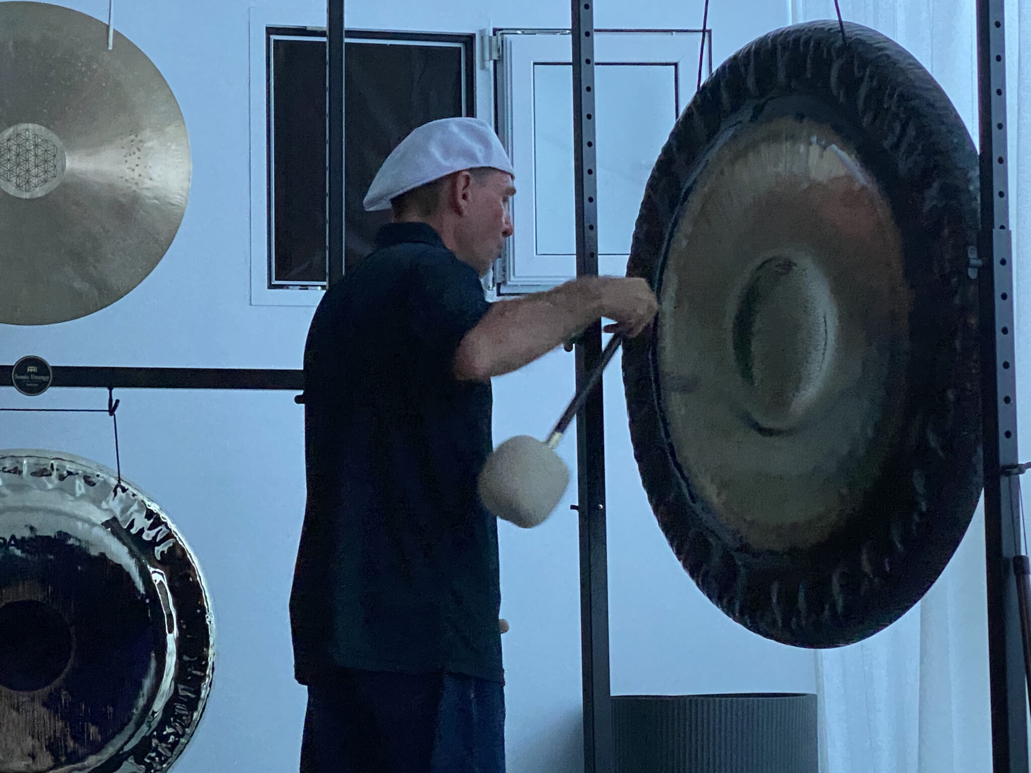 Matthias Dahms playing a gong